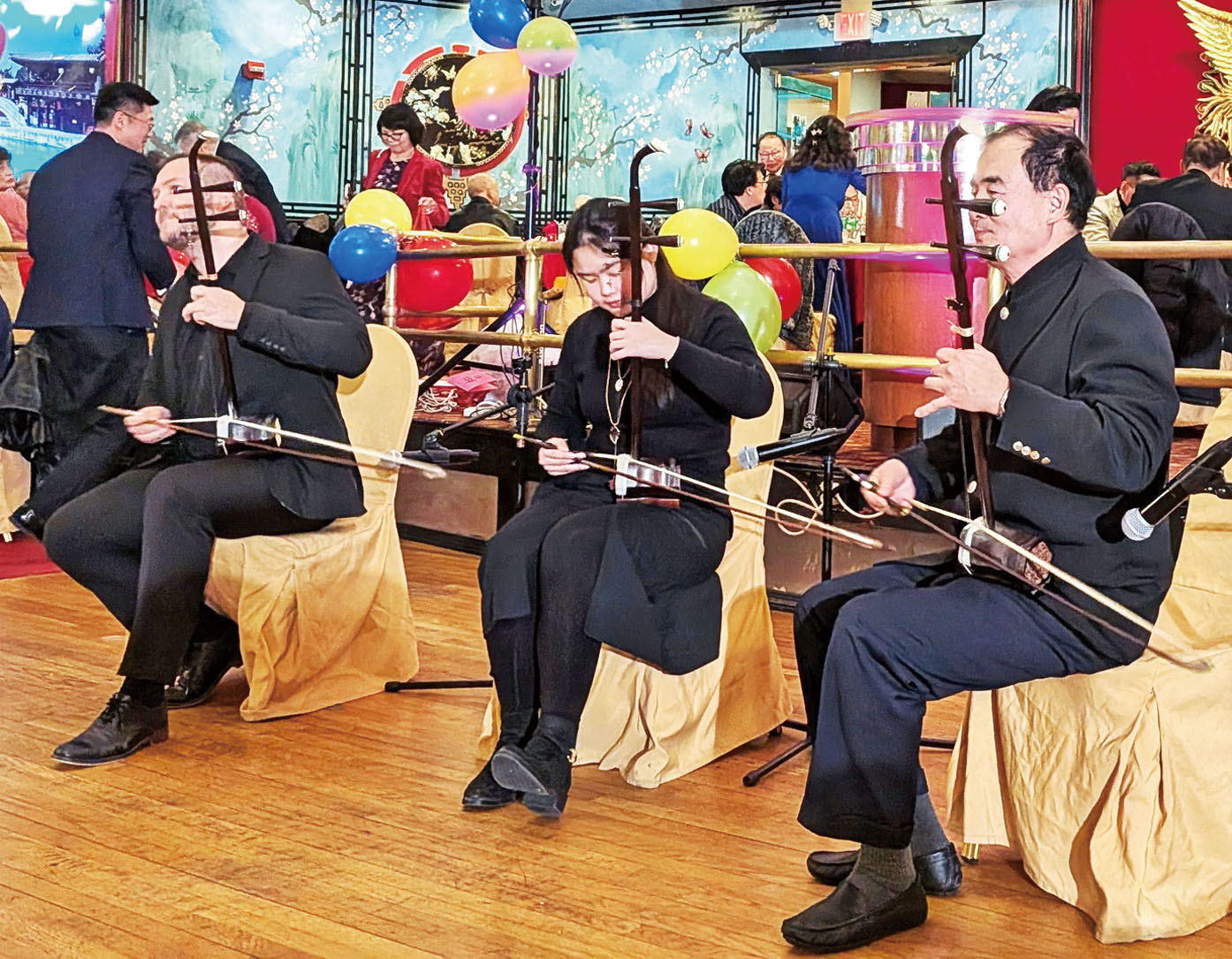 二胡三重奏《賽馬》。