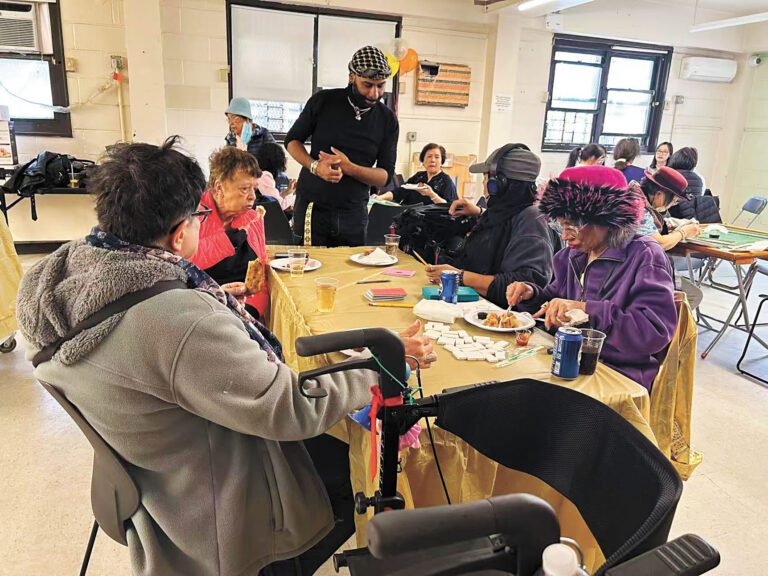 下東城跨文化同樂日，華人拉丁美食遊戲共冶一爐。