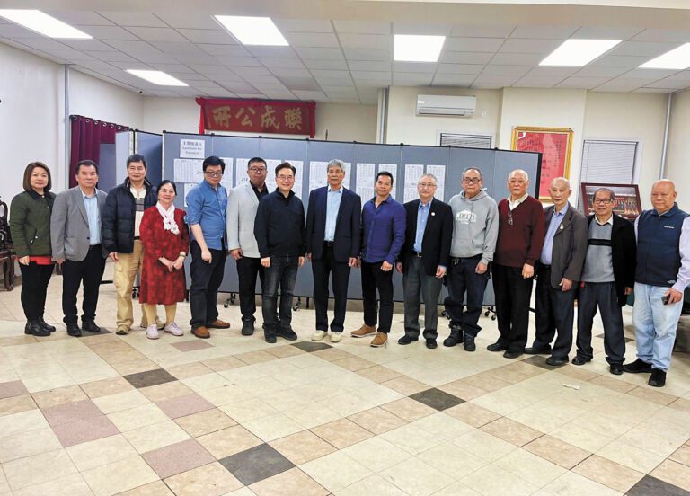 聯成公所選舉後，新舊主席和議員在公所合照。