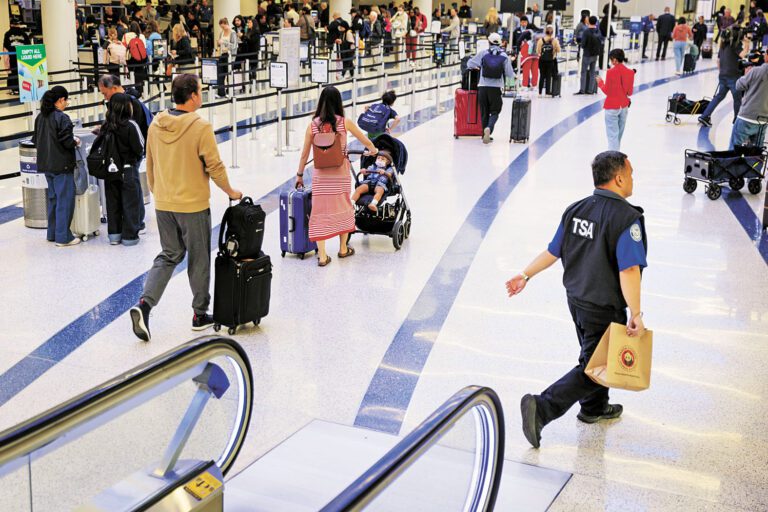 洛杉磯國際機場航廈內旅客目前通關順利。美聯社