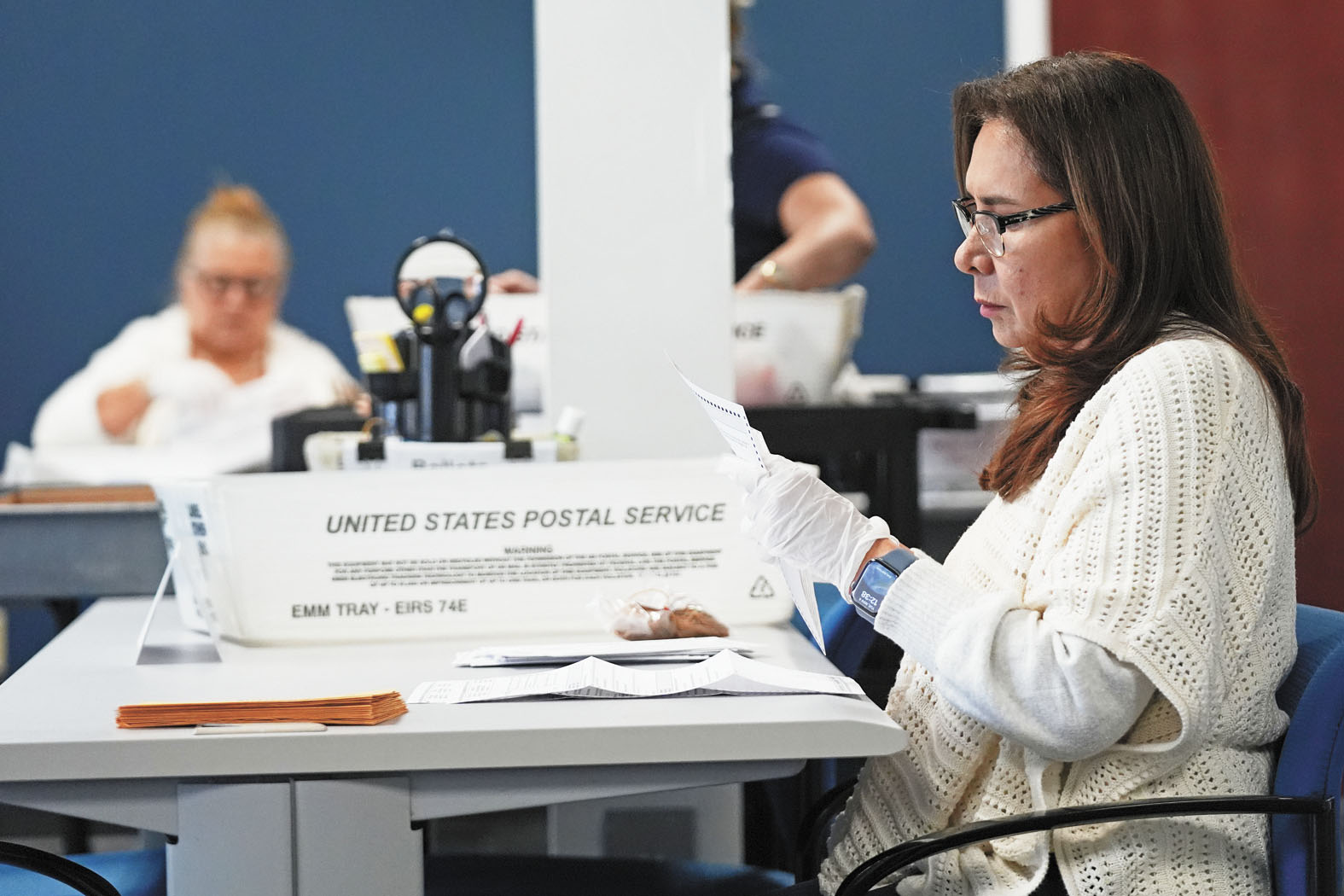 2025年11月佛羅里達州邁阿密-戴德縣選舉監督辦公室員工，正在整理市政選舉的郵寄選票。 美聯社