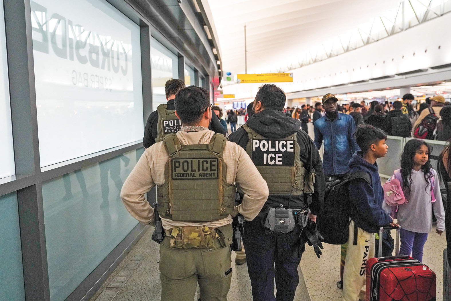 聯邦移民官員在紐約甘迺迪國際機場(JFK)5號航站樓執勤。 美聯社