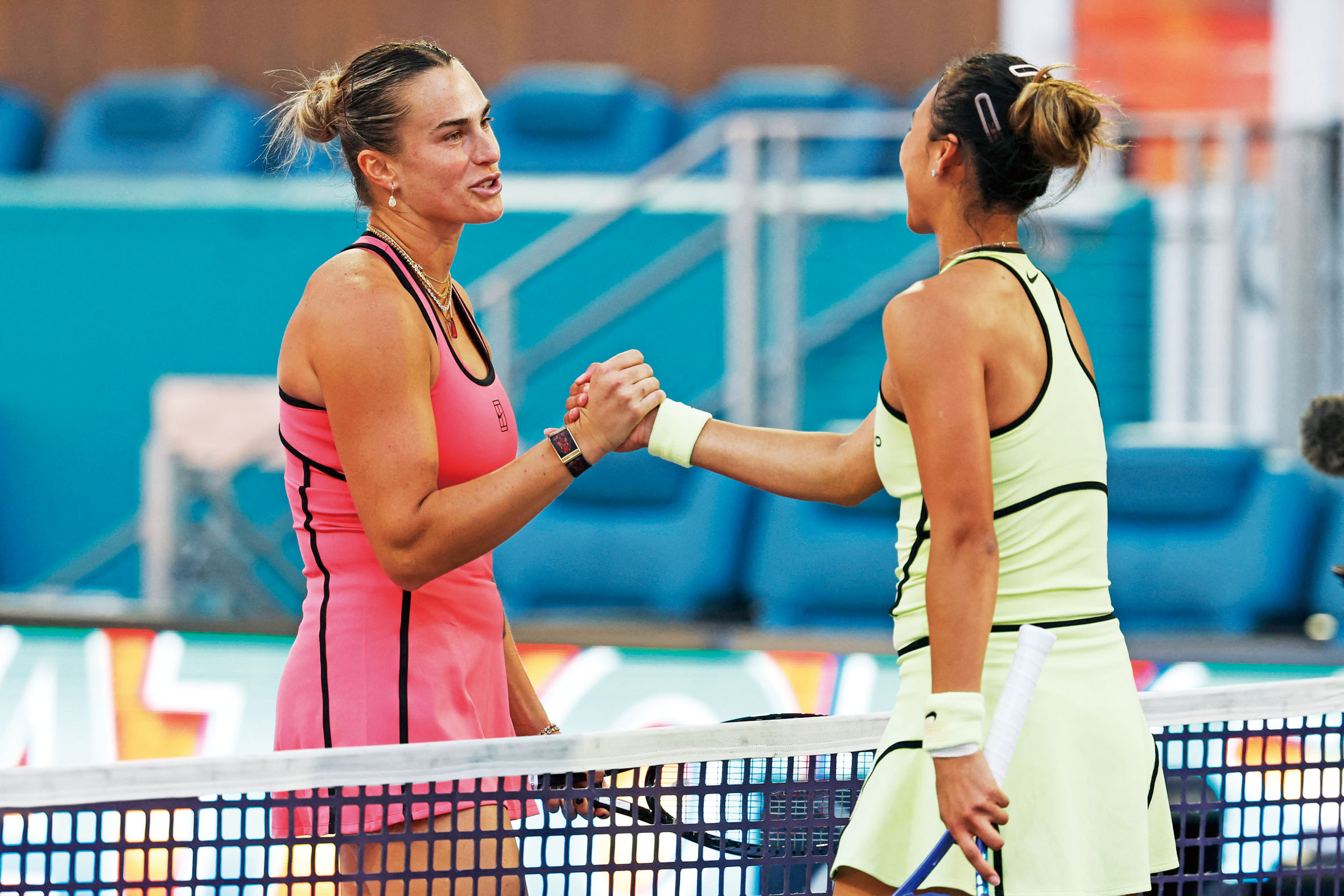 鄭欽文（右）再與薩巴倫卡（左）的較量中敗下陣來。路透社