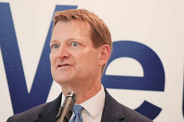 社會局局長羅爾在新服務中心開幕儀式上致辭。記者陳程威攝