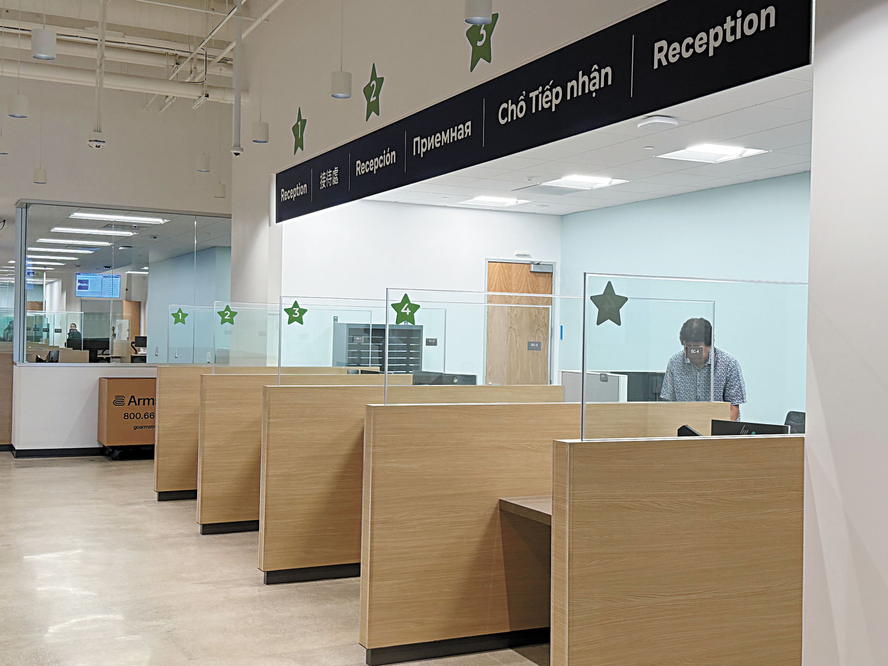 新開放的三藩市社會局服務中心內設多個服務櫃檯，為市民辦理食物援助、醫療及現金援助等福利手續。記者陳程威攝