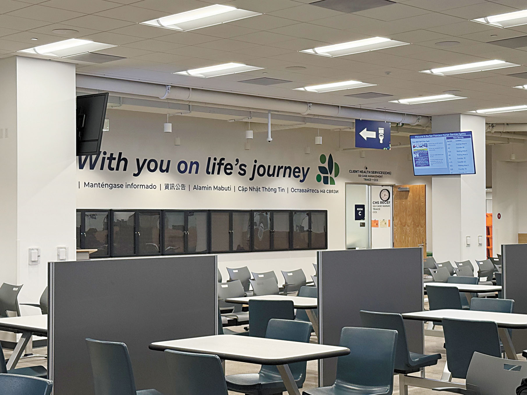 服務中心大廳內的公告以包括中文在內的多種語言標示。記者陳程威攝