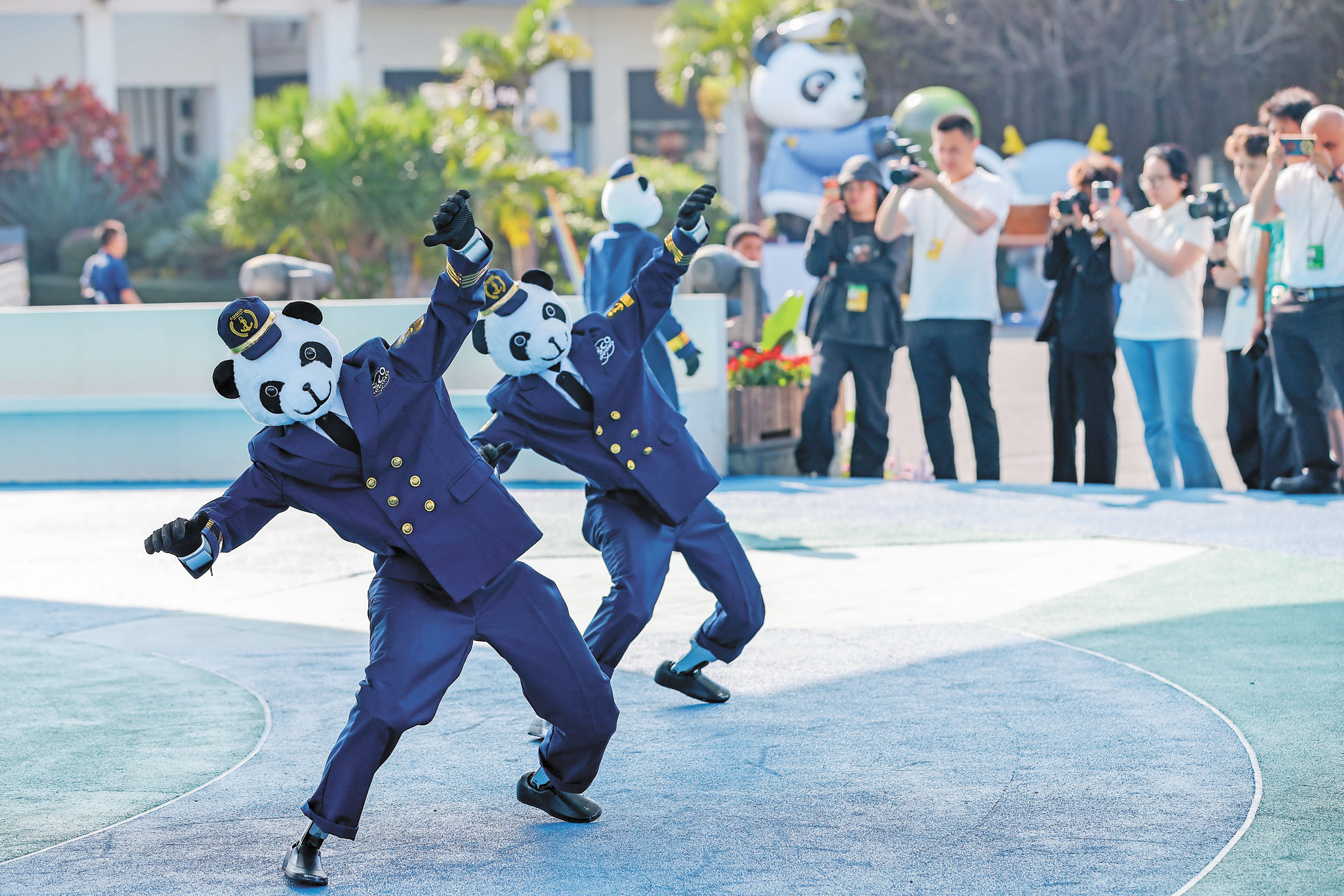 「熊貓船長」裝扮的機械人跳舞引得參加博鰲亞洲論壇的人員圍觀。中新社