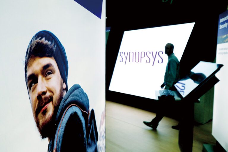 一名男子走過拉斯維加斯舉行的黑帽資訊安全大會上的Synopsys展位。 路透社