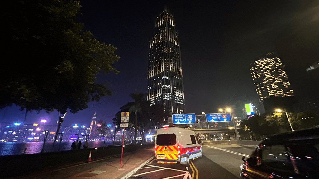 越南女遊客乘搭開篷巴士觀光期間不適暈倒 昏迷送院搶救