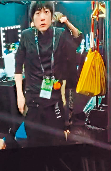 阿信被「直播」後台換褲。