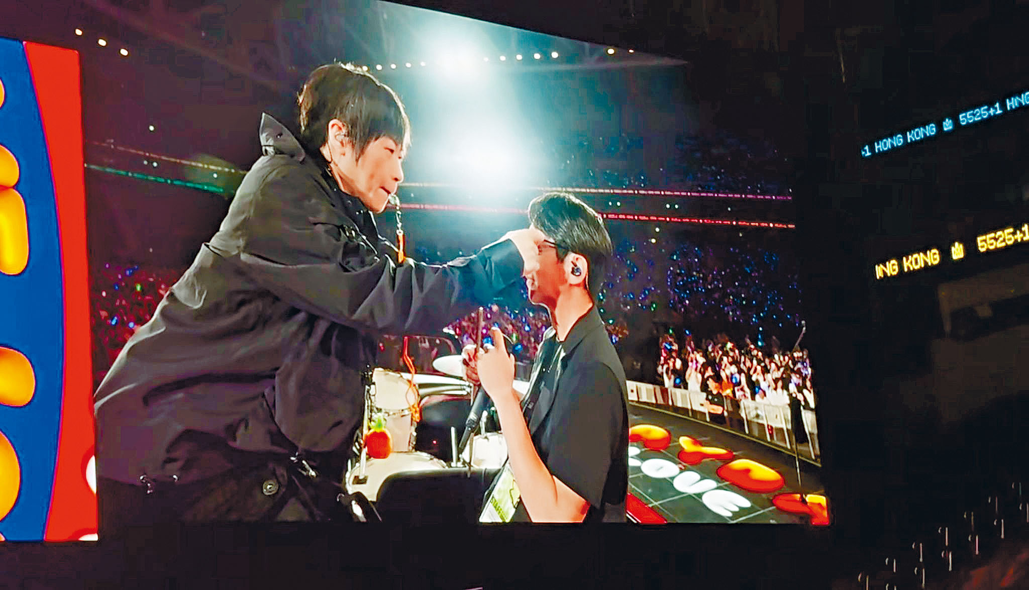 五月天在台上吹晒哨子又帶墨鏡。