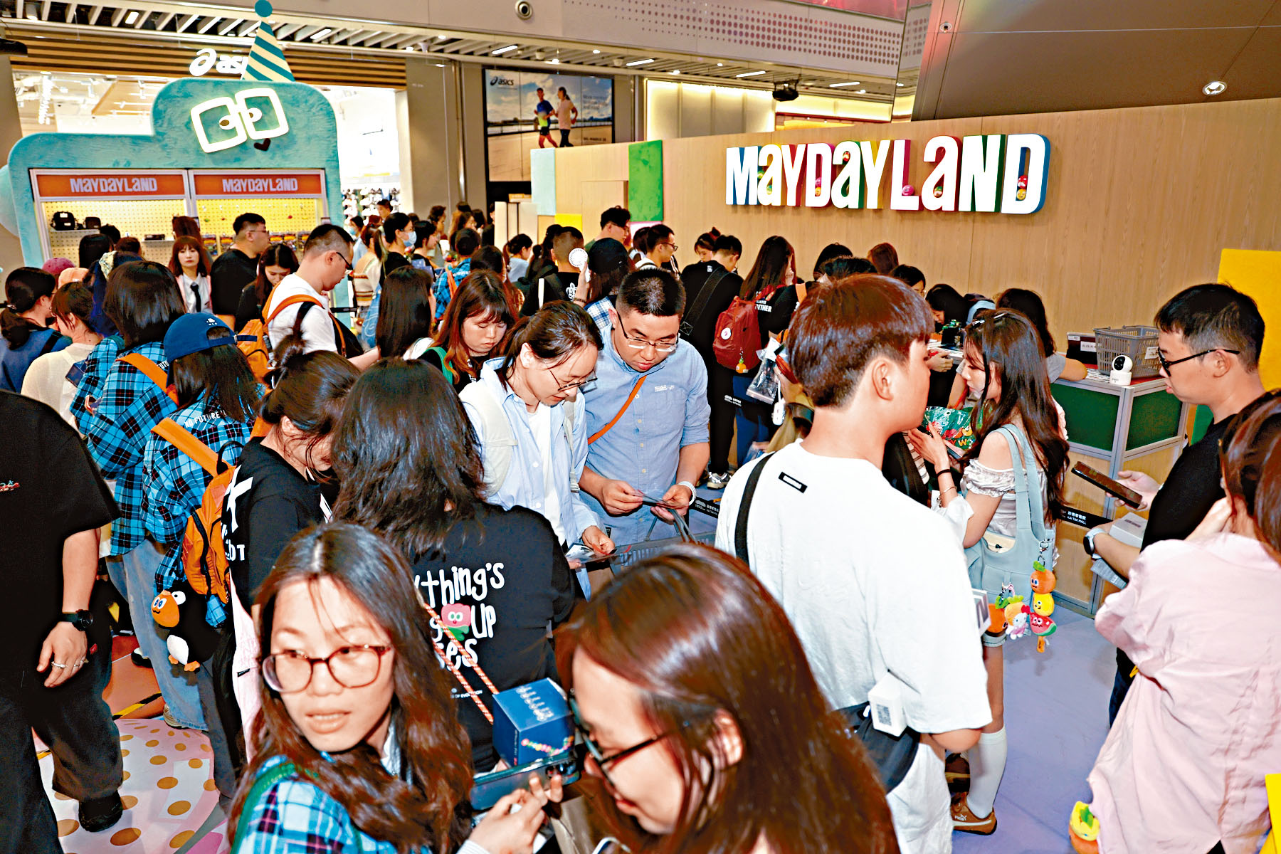 眾多粉絲排隊買周邊。