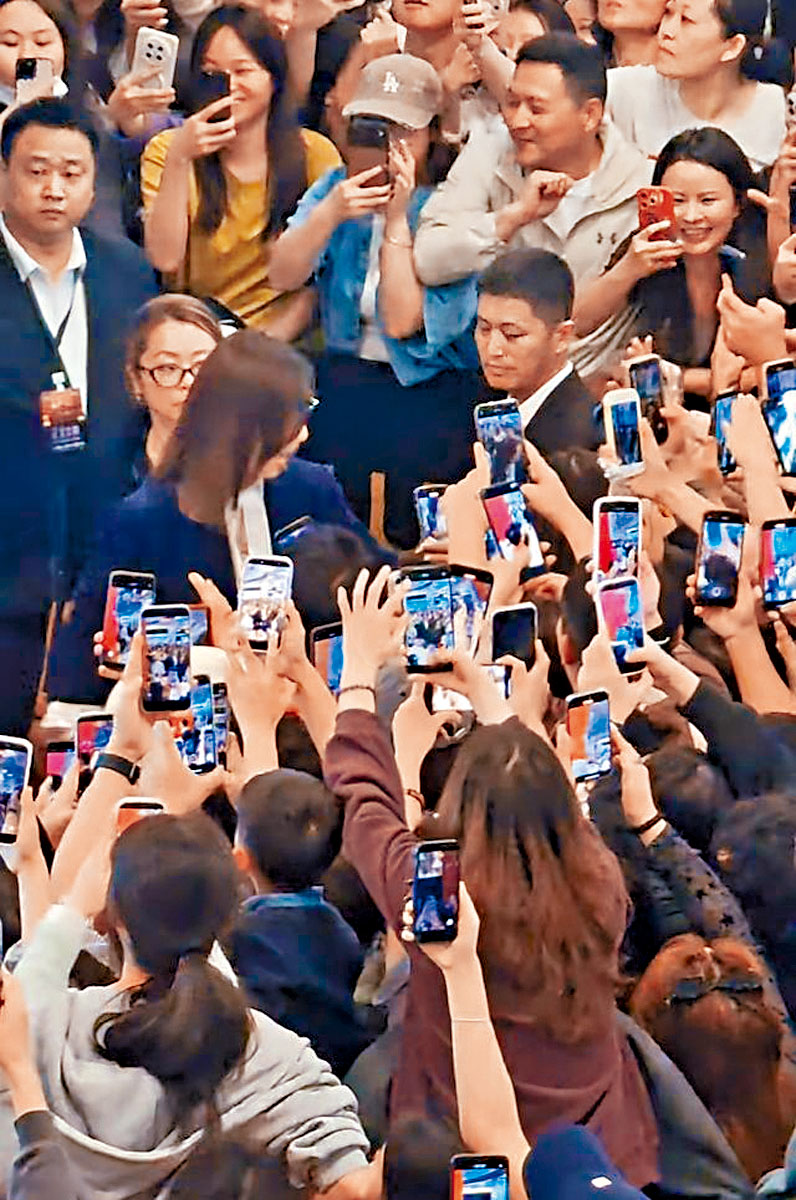 佘詩曼在內地宣傳時，被粉絲發力猛拉扯手臂。