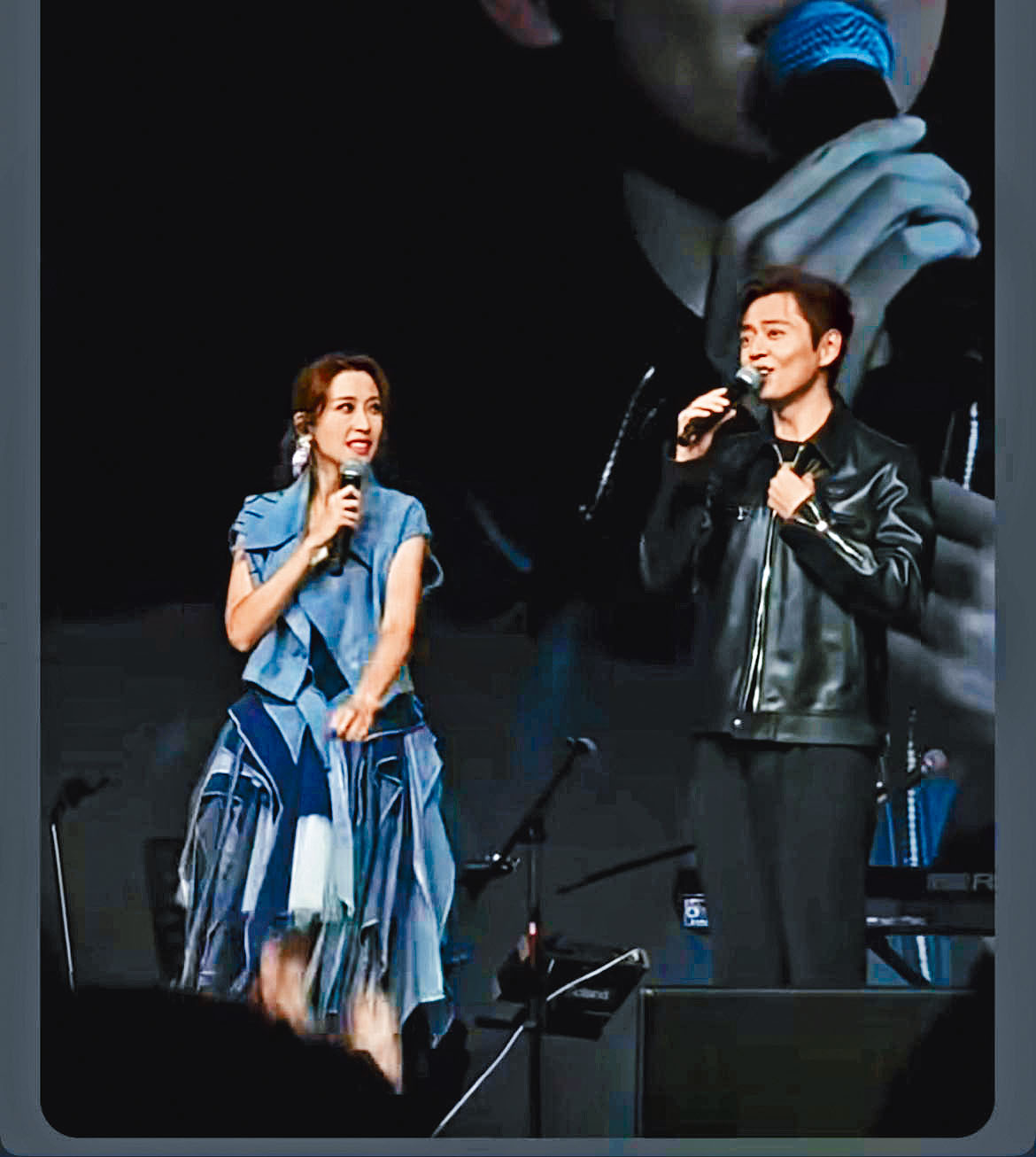 姚子羚除了影視拍攝外，更曾開騷，十分全能。