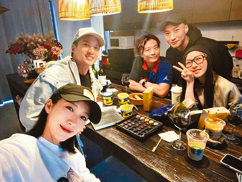 有指姚子羚與徐偉棟因合作劇集《狀王之王》而撻著。