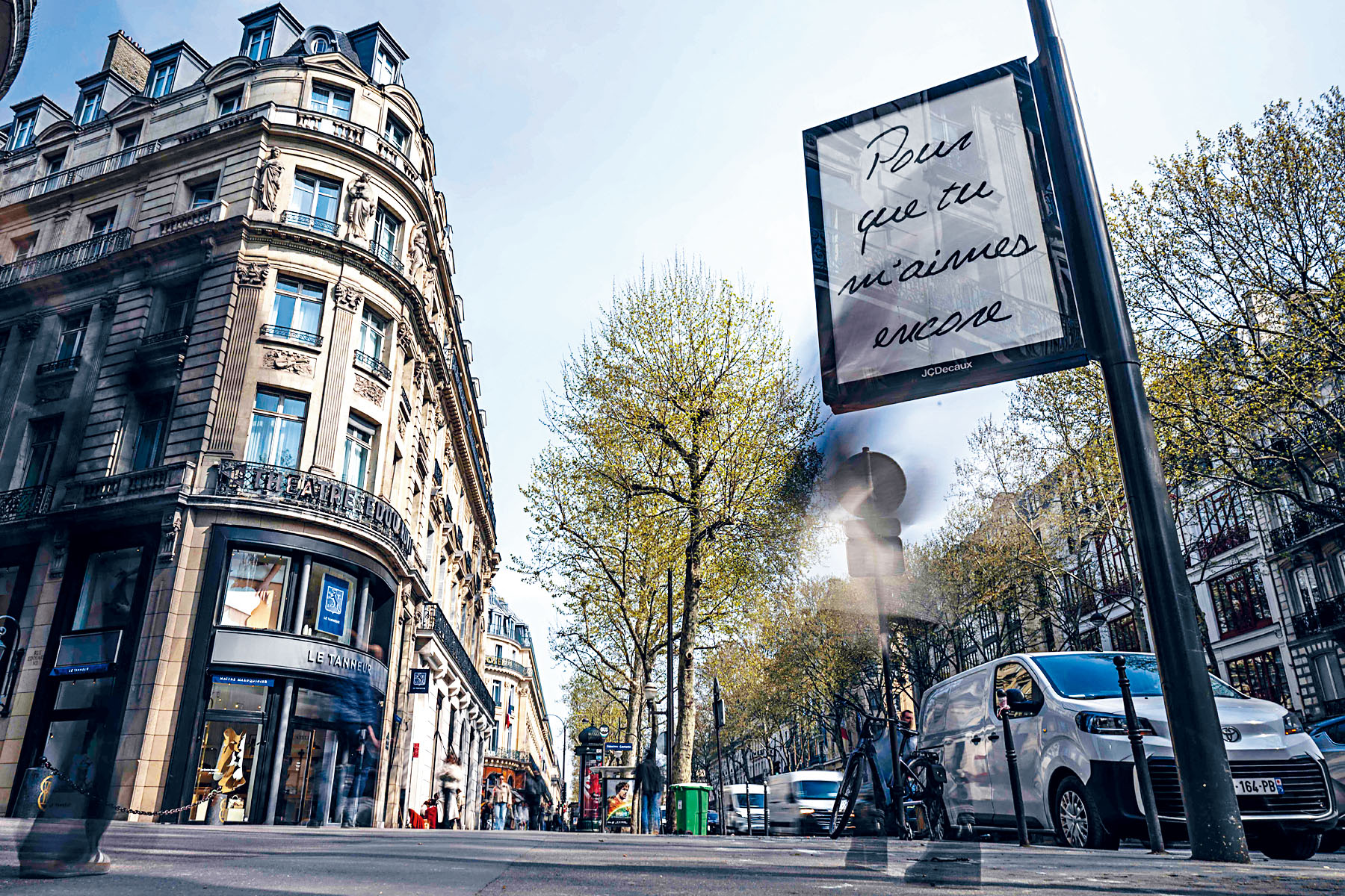 巴黎街頭出現250張寫有莎蓮歌曲的廣告。