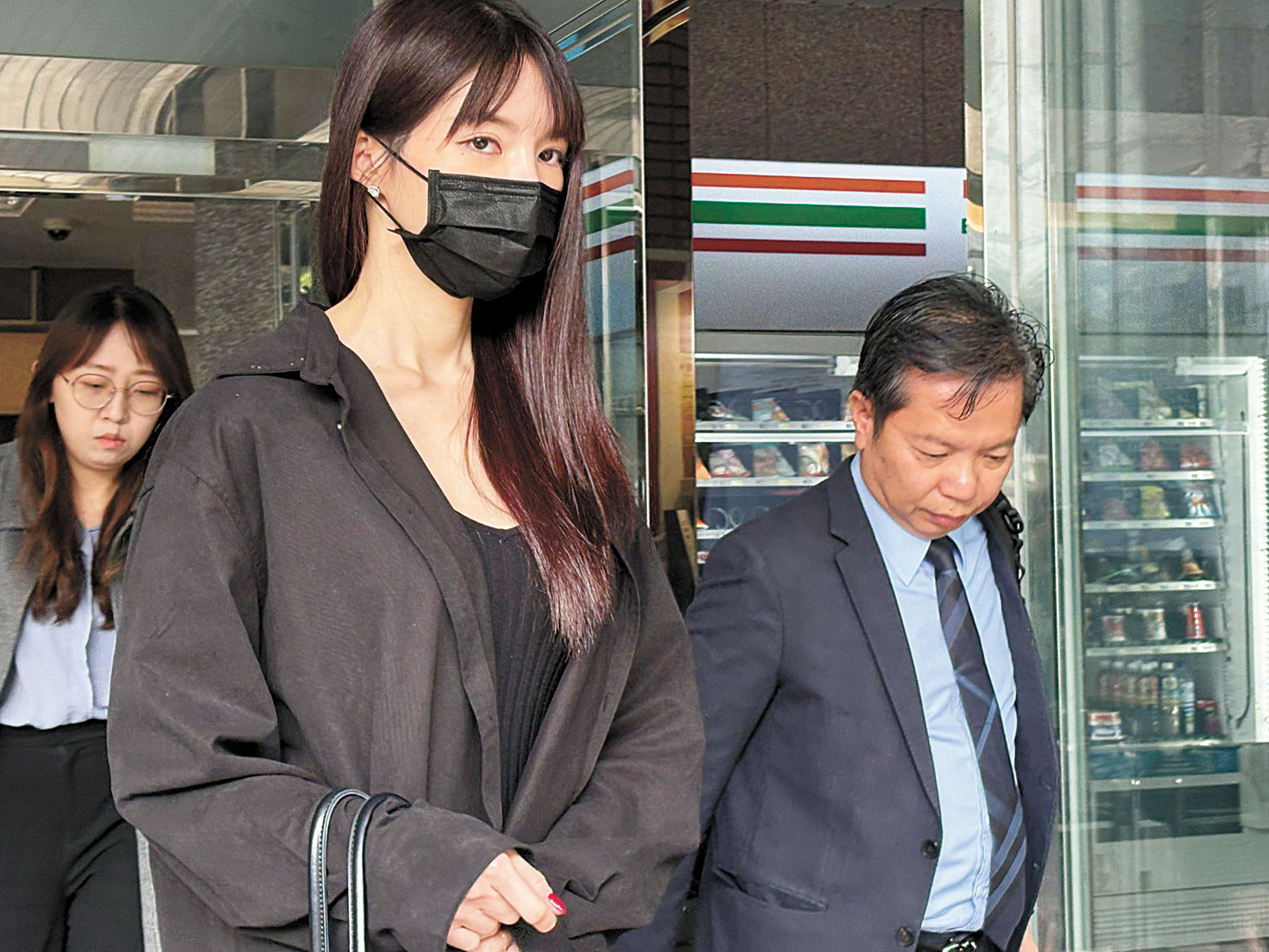 王大陸女友闕沐軒(前左)因被詐騙,王大陸找人查個資討債,兩人涉違個資法遭起訴。中央社