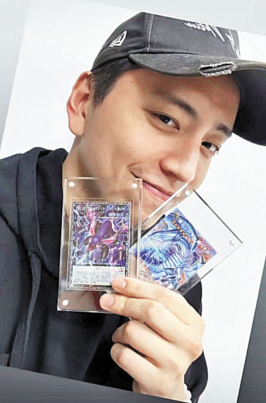 王大陸23日深夜突然在社交媒體炫耀自己的《遊戲王》牌卡。