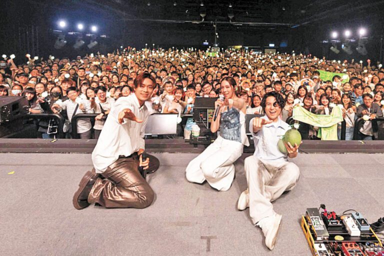 告五人不小心「暴雷」演出計劃笑翻全場。網上圖片