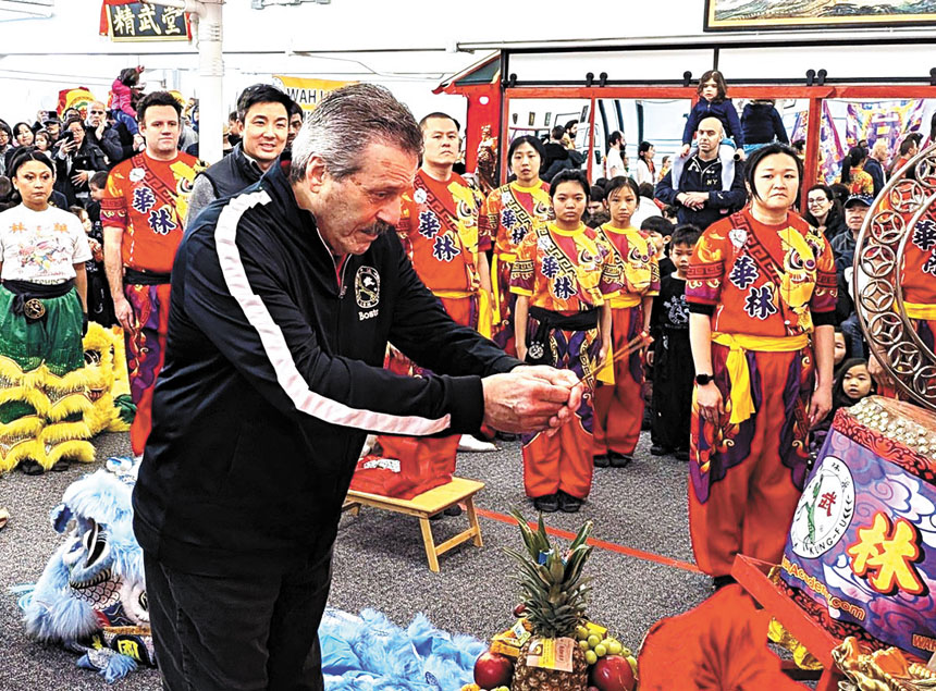 羅森師傅上香。