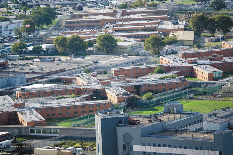 雷克斯島目前在押人員中70%涉及暴力重罪。 Vincent Alban/紐約時報