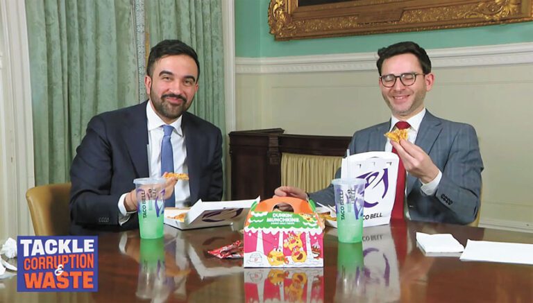 馬姆達尼與萊文一邊吃著快餐一邊詳述案情。 市長辦公室Youtube截圖