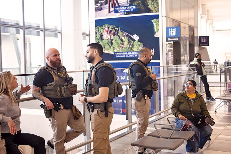 受聯邦政府部分停擺影響，機場安檢長龍引發的民怨升溫。 Dave Sanders/紐約時報