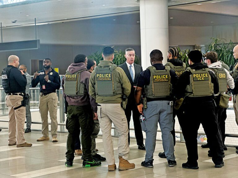 拉瓜迪亞機場現多種執法人員。