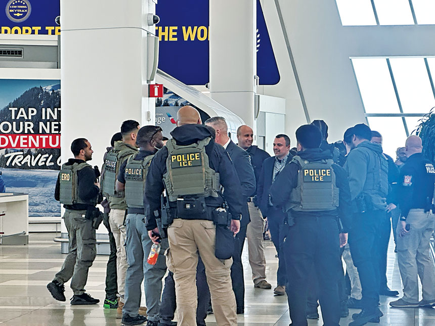 身穿「ICE」字樣人員現身拉瓜迪亞。