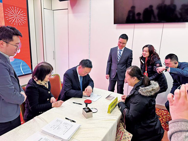 陳立總領事親自為僑胞證件蓋章。