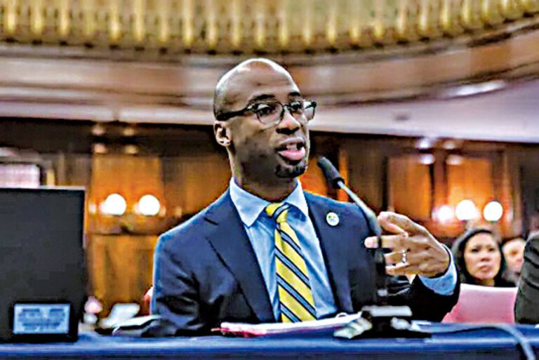 紐約市教育總監Kamar Samuels在市議會預算案作證。