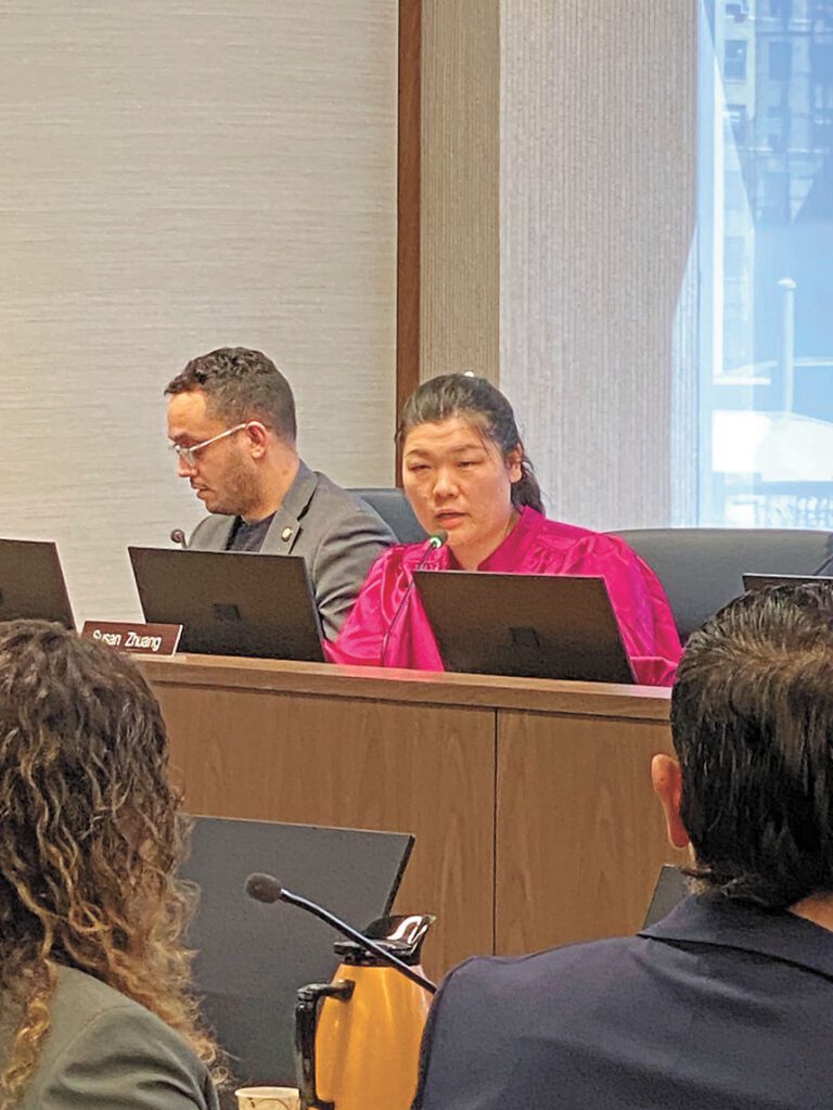 莊文怡(右)24日就布碌崙86街擬建收容所項目質詢紐約市樓宇局局長。 莊文怡辦公室提供