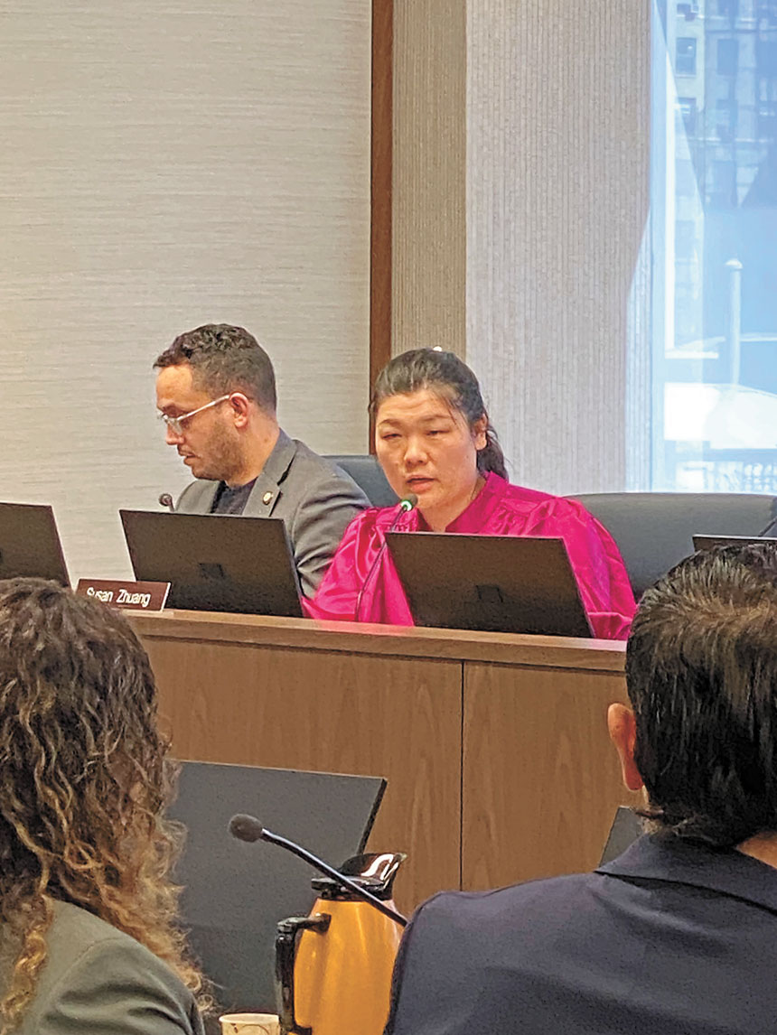 莊文怡(右)24日就布碌崙86街擬建收容所項目質詢紐約市樓宇局局長。 莊文怡辦公室提供