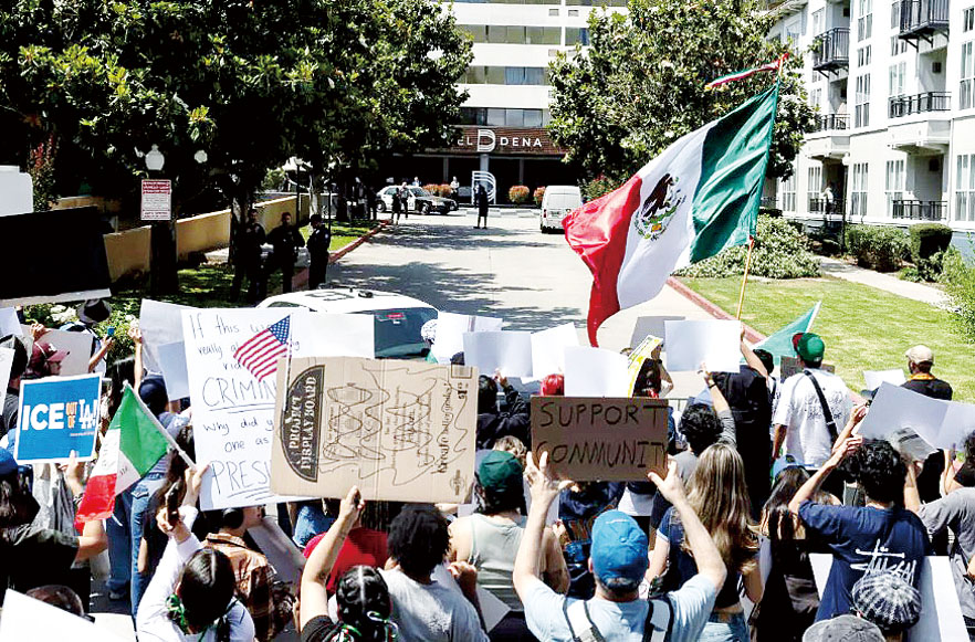 2025年6月,社區成員在帕薩迪納市一些接待ICE特工的飯店外舉牌抗議。洛杉磯時報