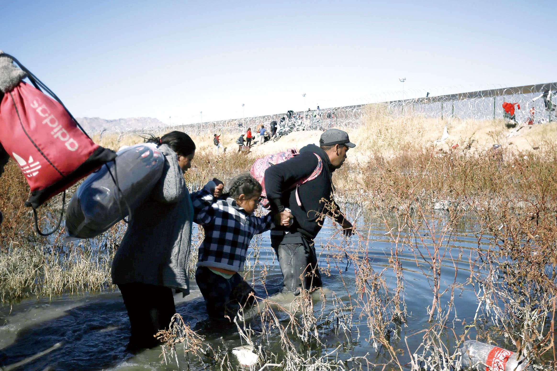 移民們2023年從墨西哥華雷斯城渡過邊境的格蘭德河前往美國。 美聯社
