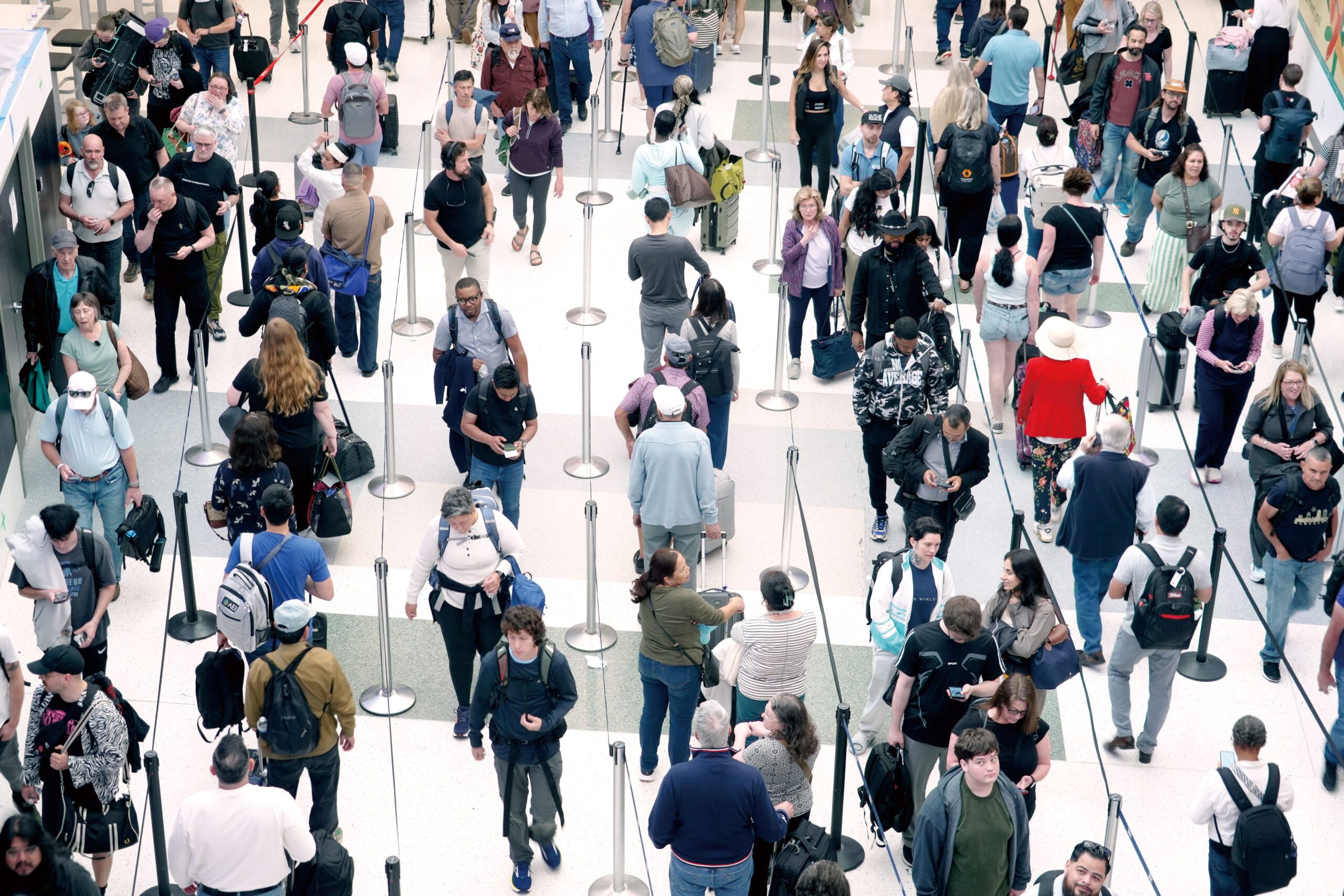 旅客在休士頓布殊機場的運輸安全管理局（TSA）安檢處排隊。美聯社