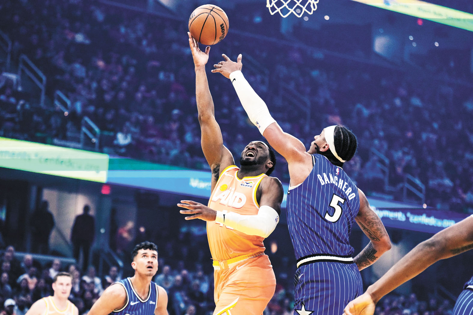 米切爾在籃下進攻。美聯社