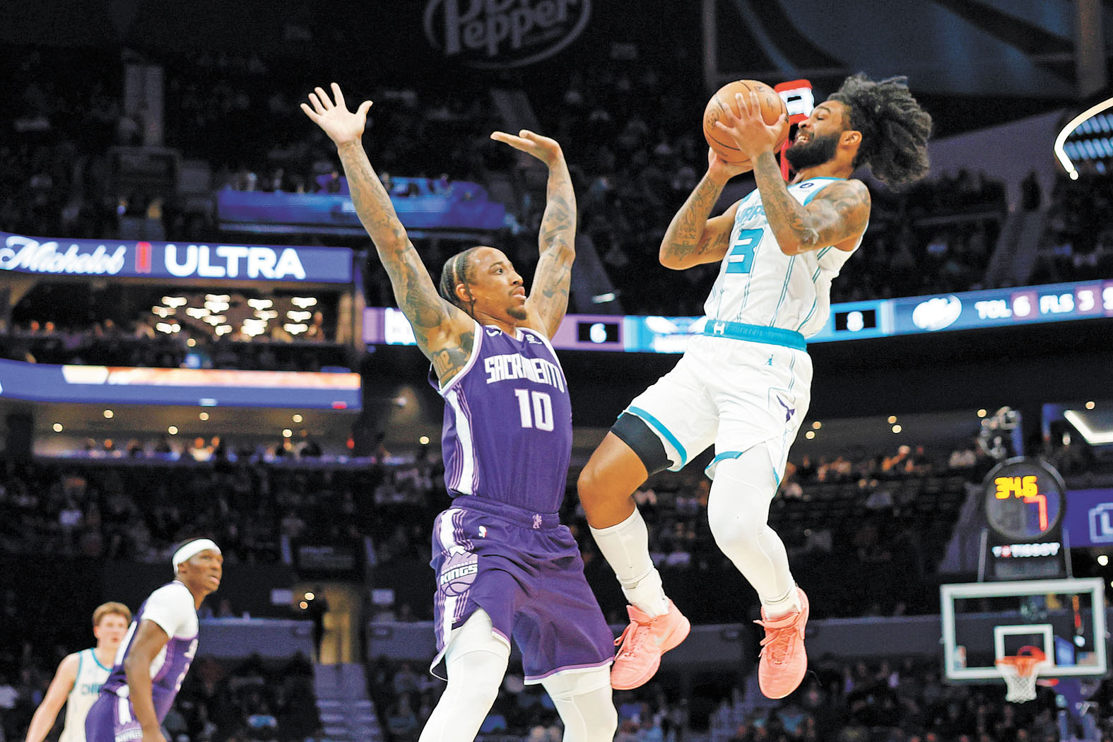 懷特(右)狀態不錯,面對德羅贊,準備出手投籃。美聯社