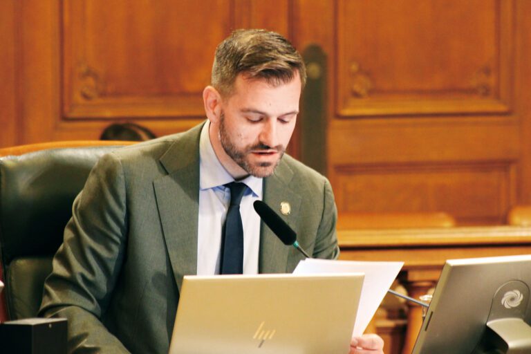 市參事李爾德提出立法，為包括華埠多處重要地標在內的15處歷史建築啟動古蹟指定程序。 記者陳程威攝