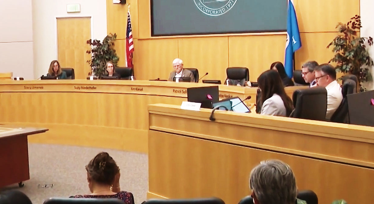 福斯特市議會23日晚通過，宣告進入緊急狀態。CBS5電視畫面