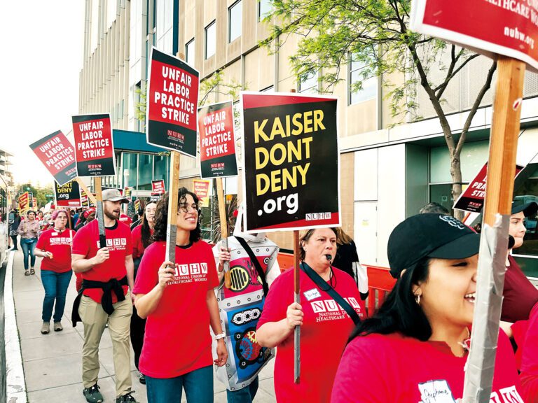 圖為凱薩醫療心理健康工作人員18日在屋崙參與一天罷工行動。北加州多地凱薩員工當天走上糾察線，對院方使用人工智能等問題表示關注。全國醫護人員聯盟/灣區城市新聞社