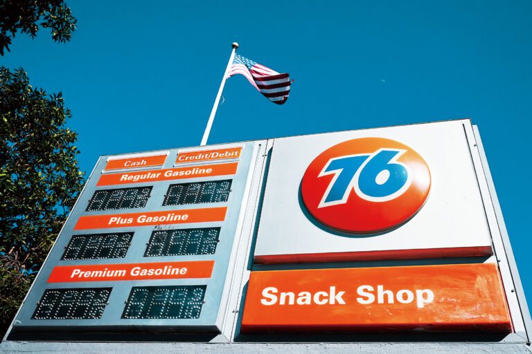 屋崙一個加油站顯示的汽油價格。美聯社