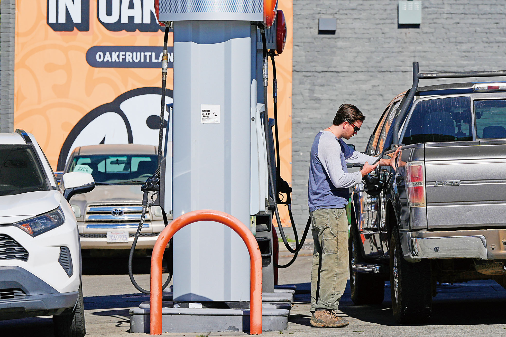 駕駛人士在屋崙一個加油站加油。美聯社