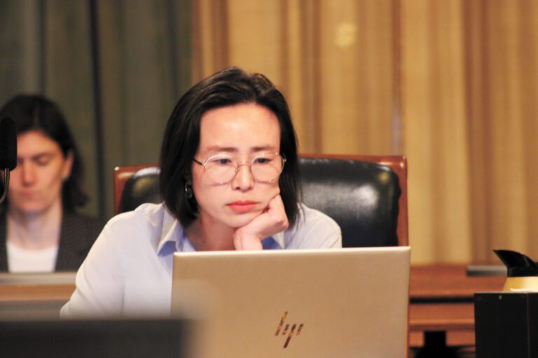 陳詩敏提出決議案，譴責ICE在三藩市國際機場的執法行動。記者陳程威攝