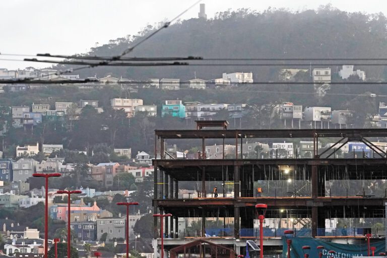 灣區委員會發布報告指出，灣區無證移民勞工多集中於建築、餐飲、護理等行業，若發生大規模驅逐，將嚴重衝擊本地經濟。美聯社資料圖