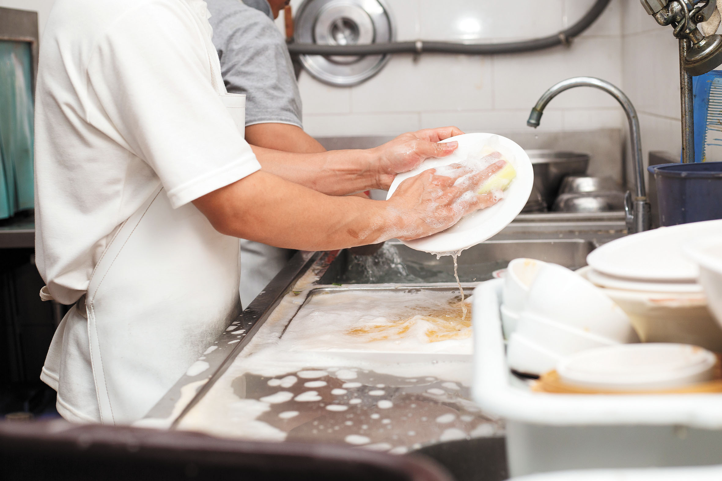 灣區無證移民勞工多集中於本已面臨招聘困難的建築、餐飲、護理等行業。Adobe Stock