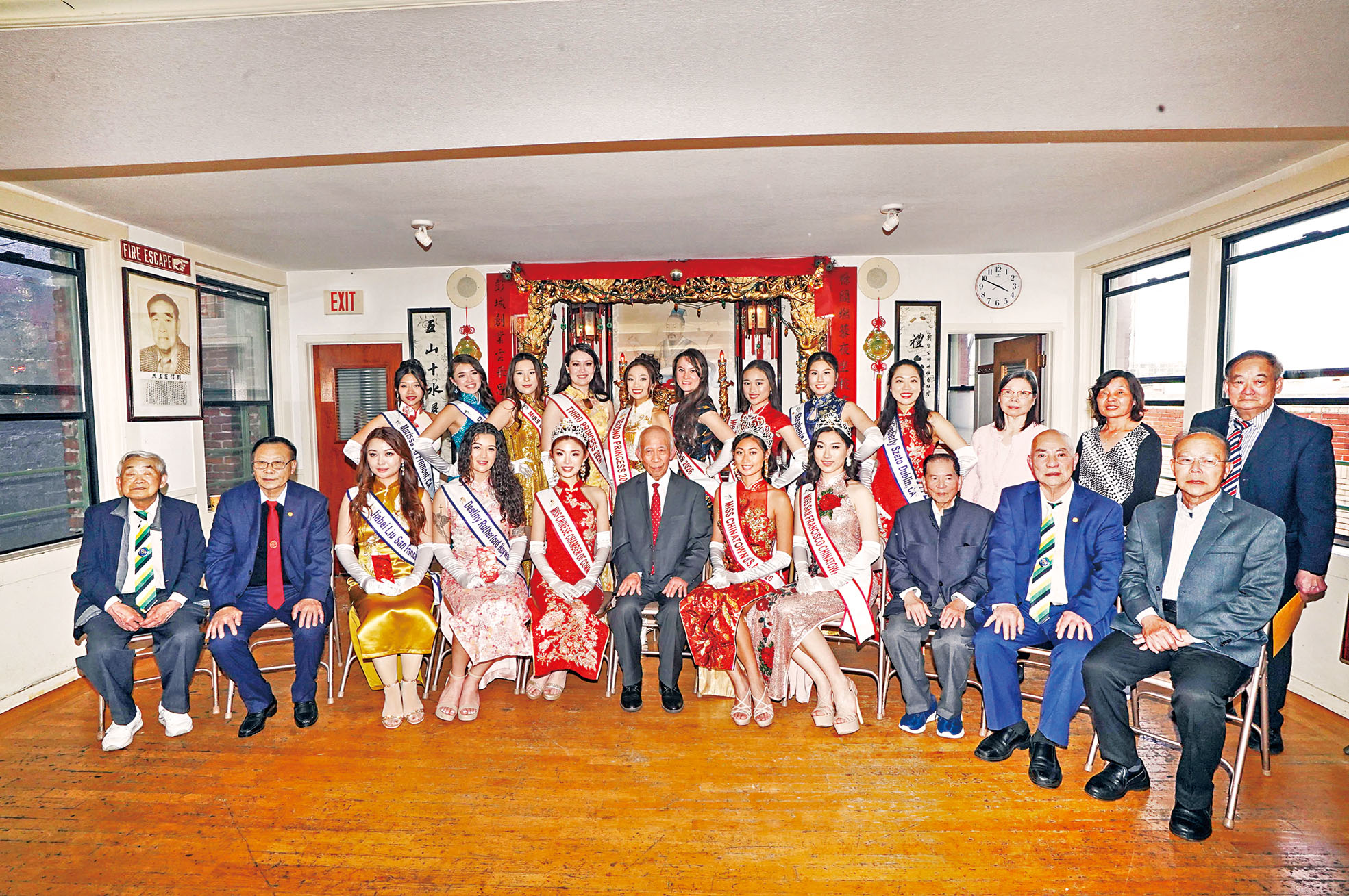 劉家公所首長同仁與華埠小姐眾佳麗在禮堂合影。譚國亮攝