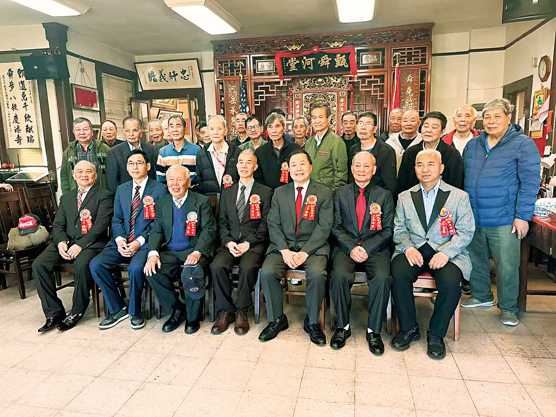 正、副主席、元老、各科職員暨宗親在禮堂合影。