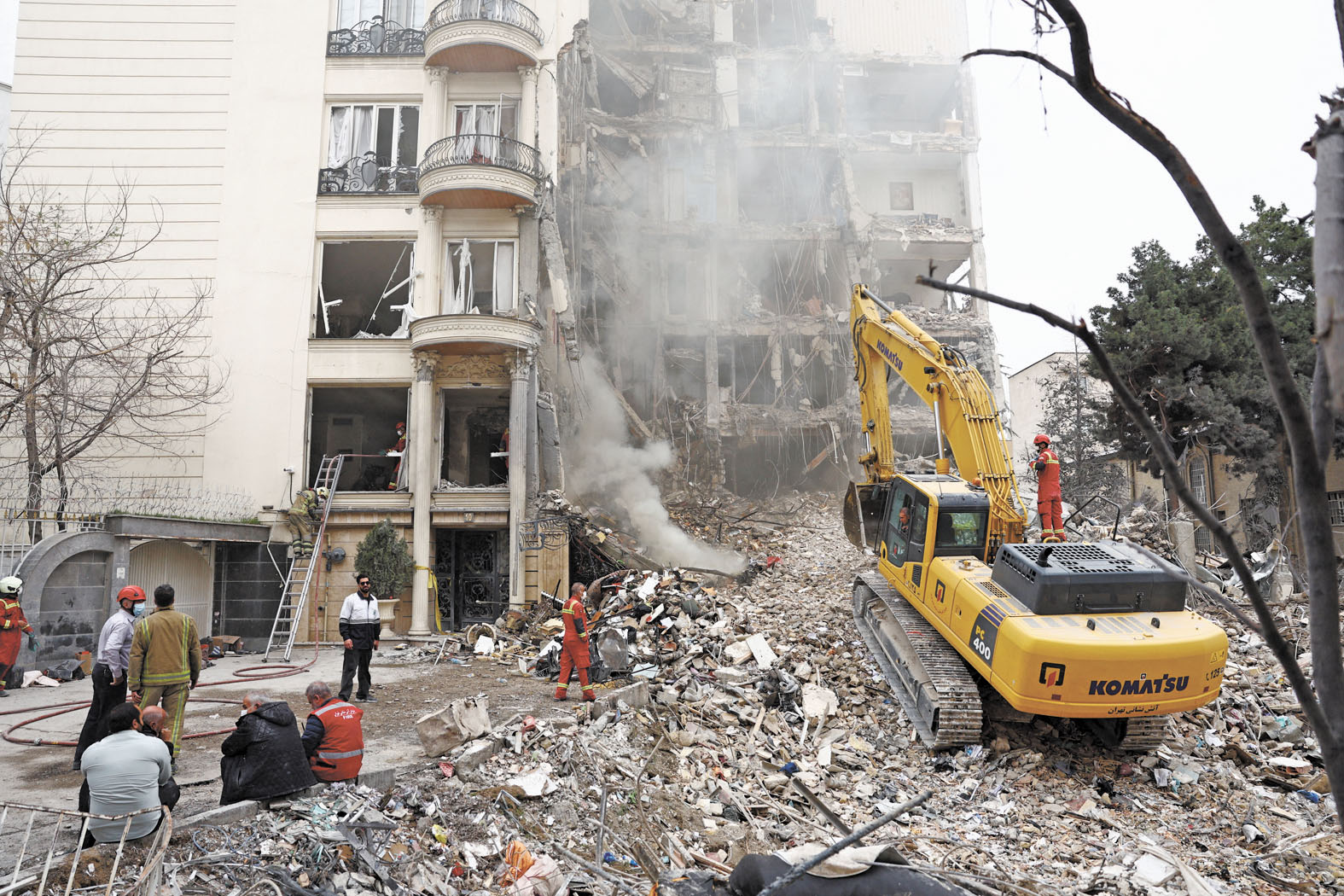 美伊衝突未止,圖為伊朗首都德黑蘭一棟遭到襲擊嚴重損毀的居民樓。路透社