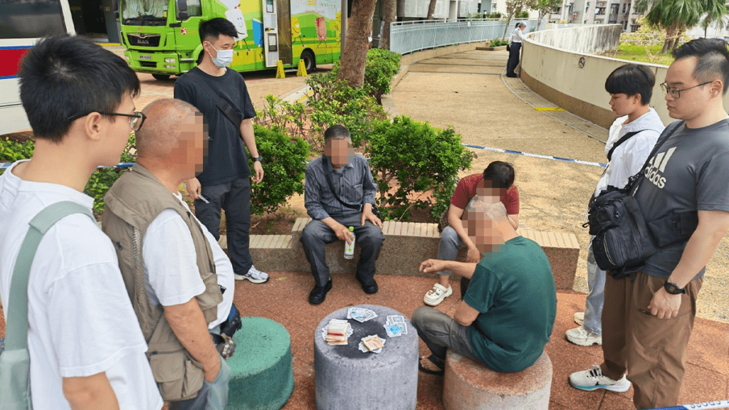 葵涌邨打擊非法街頭賭博 警方拘捕4人最年長82歲